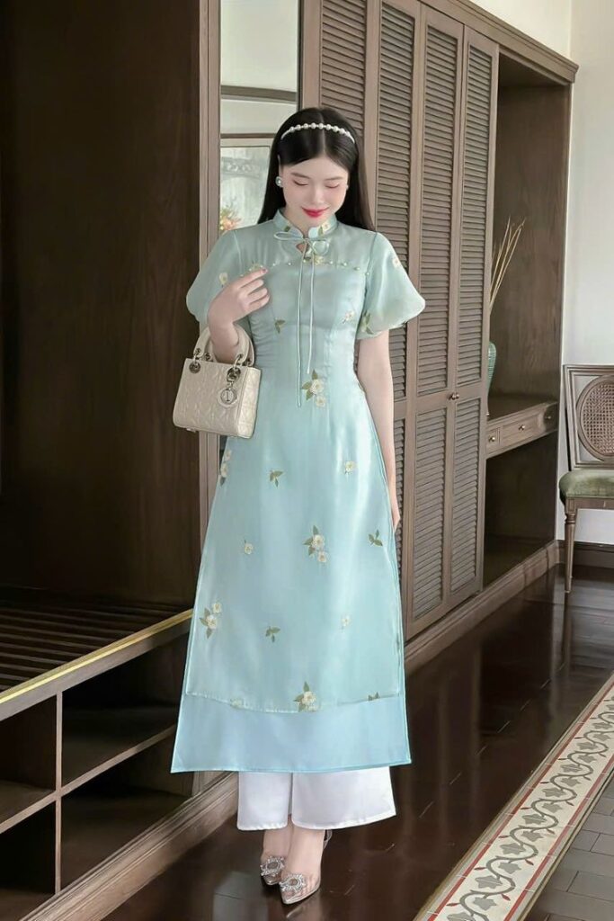 ao dai di chua